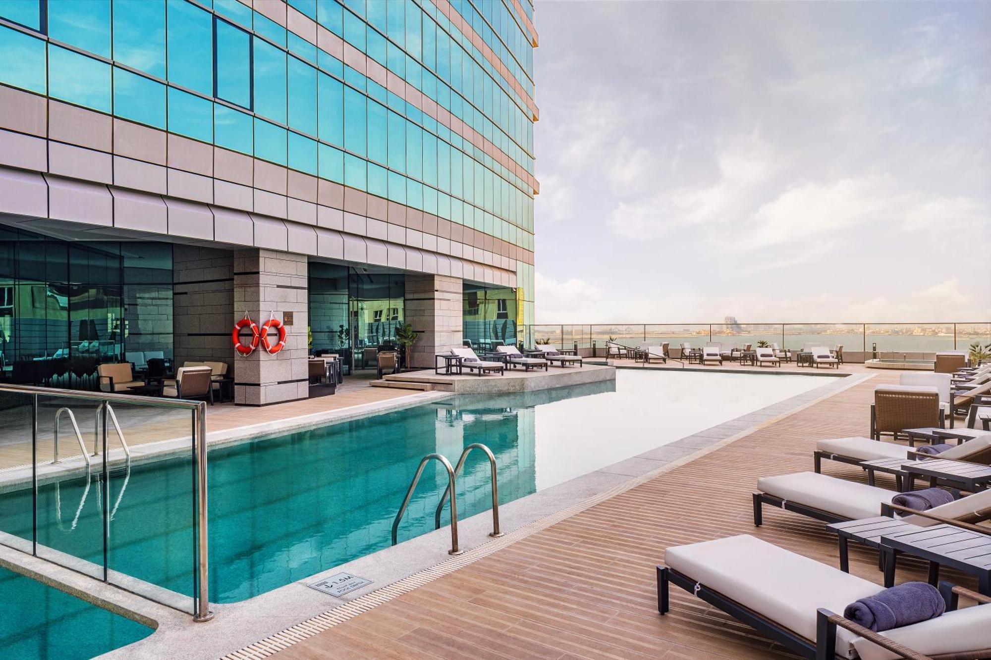 Hilton Bahrain 호텔 마나마 외부 사진 The swimming pool at the hotel
