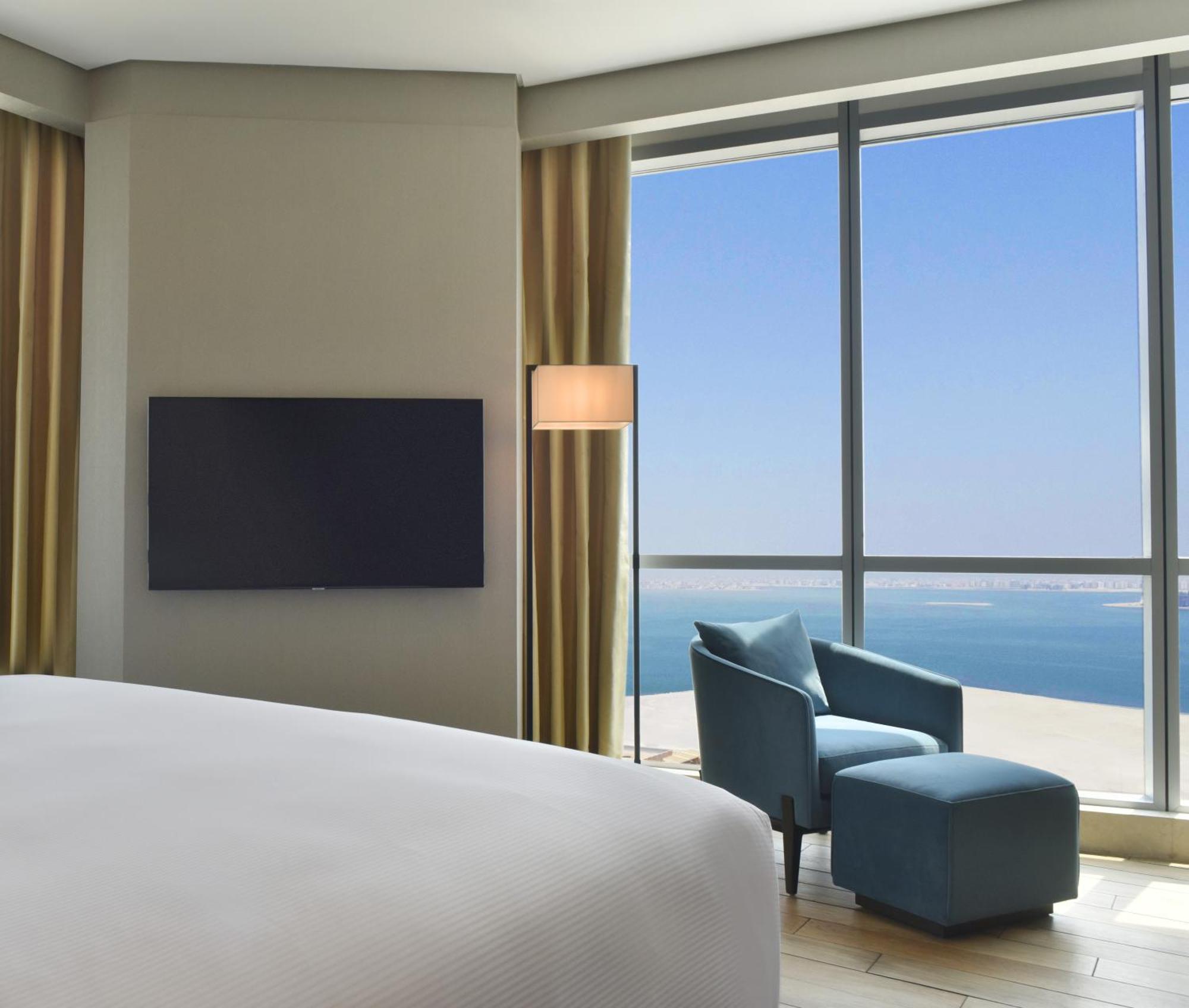 Hilton Bahrain 호텔 마나마 외부 사진 A bedroom at the hotel