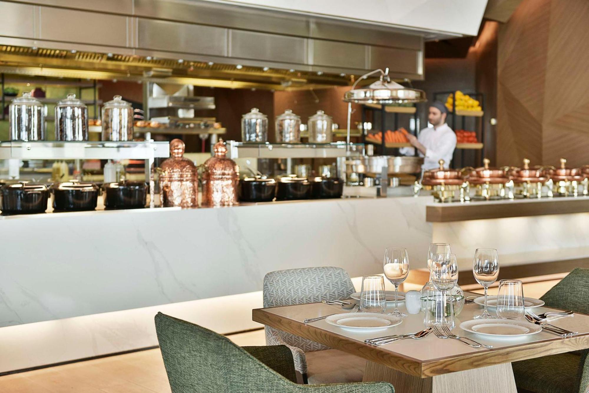 Hilton Bahrain 호텔 마나마 외부 사진 The open kitchen at the restaurant