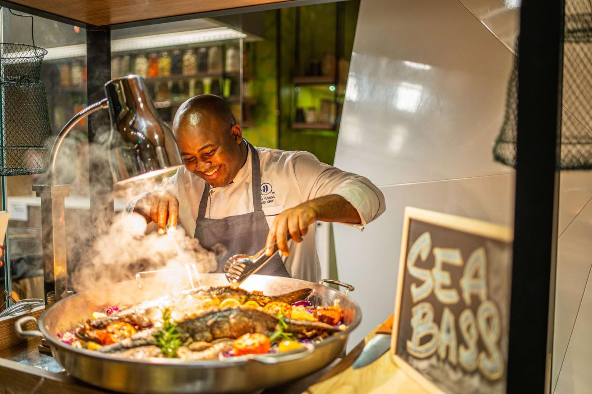 Hilton Bahrain 호텔 마나마 외부 사진 Chef preparing food at the Sea Bass restaurant